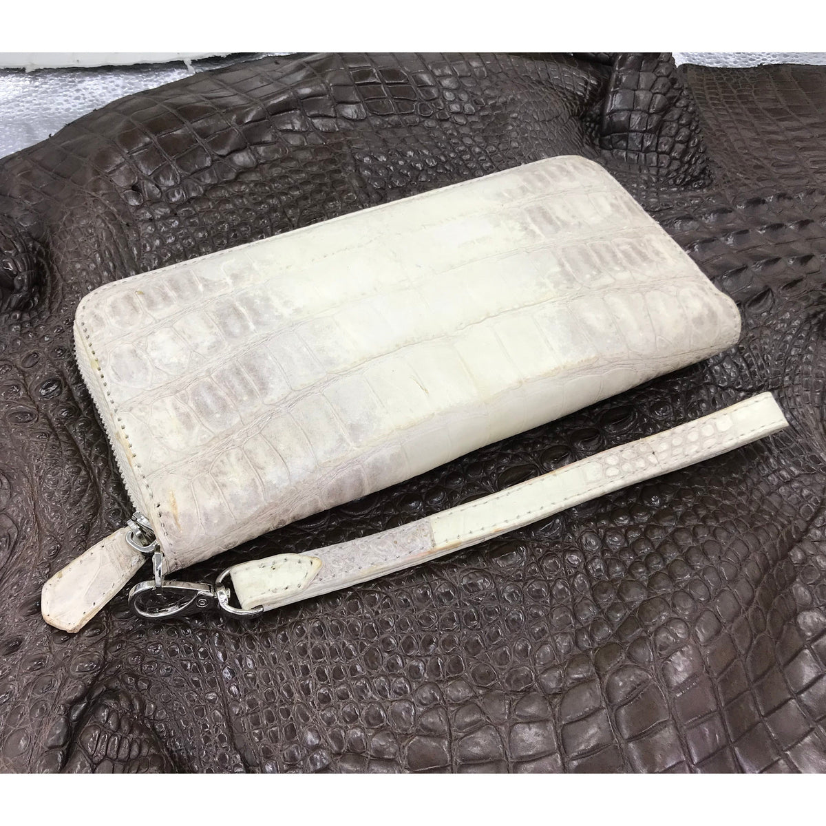 White Women's Long Purse Wallet Alligator Leather Clutch Large Capacity Luxury Ladies Crocodile Wristlet Organizer RFID Blocking Wallet VINU-10 - Vinacreations